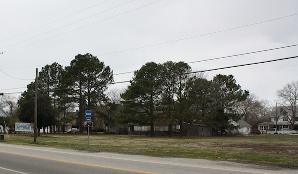 Town currently leases these seven empty lots from Bay Creek developer Richard Foster to display welcome sign at left (Wave photo)