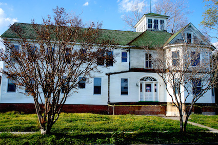 Front porch has been removed from old Northampton Hotel. (Wave photo)